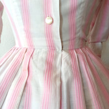 Cargar imagen en el visor de la galería, 1950s - J. TIKTINER, France - Adorable Pink Stripes Summer Dress - W24 (62cm)
