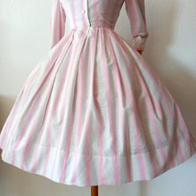 Charger l&#39;image dans la galerie, 1950s - J. TIKTINER, France - Adorable Pink Stripes Summer Dress - W24 (62cm)
