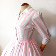 Charger l&#39;image dans la galerie, 1950s - J. TIKTINER, France - Adorable Pink Stripes Summer Dress - W24 (62cm)
