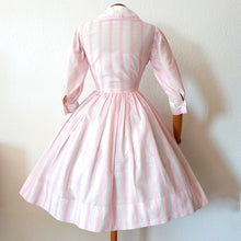 Cargar imagen en el visor de la galería, 1950s - J. TIKTINER, France - Adorable Pink Stripes Summer Dress - W24 (62cm)
