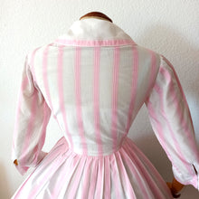 Charger l&#39;image dans la galerie, 1950s - J. TIKTINER, France - Adorable Pink Stripes Summer Dress - W24 (62cm)
