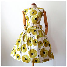 Carica l&#39;immagine nel visualizzatore di Gallery, 1950s - Gorgeous German Floral Dress - W26 (66cm)
