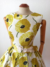 Carica l&#39;immagine nel visualizzatore di Gallery, 1950s - Gorgeous German Floral Dress - W26 (66cm)
