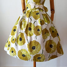 Carica l&#39;immagine nel visualizzatore di Gallery, 1950s - Gorgeous German Floral Dress - W26 (66cm)
