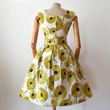 Carica l&#39;immagine nel visualizzatore di Gallery, 1950s - Gorgeous German Floral Dress - W26 (66cm)
