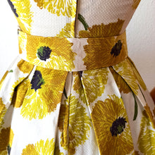 Carica l&#39;immagine nel visualizzatore di Gallery, 1950s - Gorgeous German Floral Dress - W26 (66cm)
