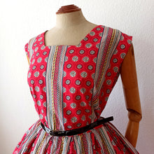 Cargar imagen en el visor de la galería, 1950s - Gorgeous Red Printed Cotton Dress - W35 (90cm)
