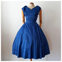 Cargar imagen en el visor de la galería, 1950s - Exquisite Elegant Blue Soft Silk Dress - W31 (80cm)
