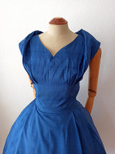 Laden Sie das Bild in den Galerie-Viewer, 1950s - Exquisite Elegant Blue Soft Silk Dress - W31 (80cm)
