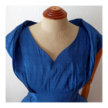 Laden Sie das Bild in den Galerie-Viewer, 1950s - Exquisite Elegant Blue Soft Silk Dress - W31 (80cm)
