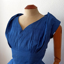 Carica l&#39;immagine nel visualizzatore di Gallery, 1950s - Exquisite Elegant Blue Soft Silk Dress - W31 (80cm)
