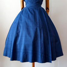 Cargar imagen en el visor de la galería, 1950s - Exquisite Elegant Blue Soft Silk Dress - W31 (80cm)
