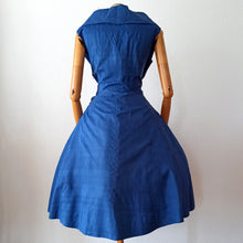 Charger l&#39;image dans la galerie, 1950s - Exquisite Elegant Blue Soft Silk Dress - W31 (80cm)
