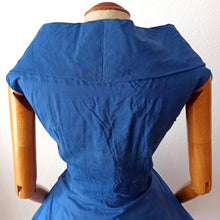 Cargar imagen en el visor de la galería, 1950s - Exquisite Elegant Blue Soft Silk Dress - W31 (80cm)
