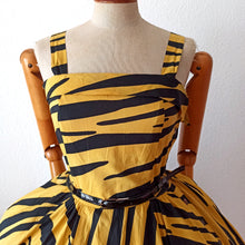 Charger l&#39;image dans la galerie, 1980s Does 1950s - GEORGES RECH, Paris - Animal Print Dress - W27 (68.5cm)
