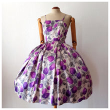 Charger l&#39;image dans la galerie, 1950s - Stunning Satin Silk Floral Dress - W27 (68.5cm)
