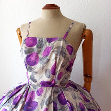 Charger l&#39;image dans la galerie, 1950s - Stunning Satin Silk Floral Dress - W27 (68.5cm)
