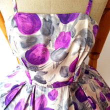 Charger l&#39;image dans la galerie, 1950s - Stunning Satin Silk Floral Dress - W27 (68.5cm)
