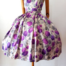 Charger l&#39;image dans la galerie, 1950s - Stunning Satin Silk Floral Dress - W27 (68.5cm)
