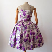 Charger l&#39;image dans la galerie, 1950s - Stunning Satin Silk Floral Dress - W27 (68.5cm)
