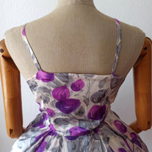 Charger l&#39;image dans la galerie, 1950s - Stunning Satin Silk Floral Dress - W27 (68.5cm)
