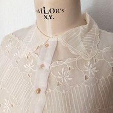 Laden Sie das Bild in den Galerie-Viewer, 1950s - Gorgeous French Embroidery Nylon Blouse - W35 (88cm)
