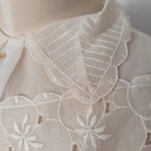 Laden Sie das Bild in den Galerie-Viewer, 1950s - Gorgeous French Embroidery Nylon Blouse - W35 (88cm)
