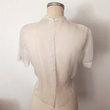 Laden Sie das Bild in den Galerie-Viewer, 1950s - Gorgeous French Embroidery Nylon Blouse - W35 (88cm)
