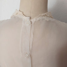 Laden Sie das Bild in den Galerie-Viewer, 1950s - Gorgeous French Embroidery Nylon Blouse - W35 (88cm)
