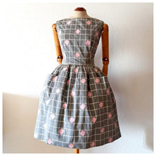 Laden Sie das Bild in den Galerie-Viewer, 1950s 1960s - Adorable Grey Roses Cotton Dress - W27 (68.5cm)
