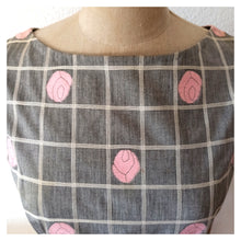 Laden Sie das Bild in den Galerie-Viewer, 1950s 1960s - Adorable Grey Roses Cotton Dress - W27 (68.5cm)
