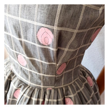 Charger l&#39;image dans la galerie, 1950s 1960s - Adorable Grey Roses Cotton Dress - W27 (68.5cm)
