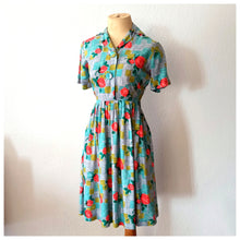 Charger l&#39;image dans la galerie, 1950s - Lovely Roseprint Rayon Dress - W26 (66cm)
