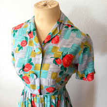 Carica l&#39;immagine nel visualizzatore di Gallery, 1950s - Lovely Roseprint Rayon Dress - W26 (66cm)
