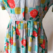 Carica l&#39;immagine nel visualizzatore di Gallery, 1950s - Lovely Roseprint Rayon Dress - W26 (66cm)
