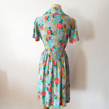 Charger l&#39;image dans la galerie, 1950s - Lovely Roseprint Rayon Dress - W26 (66cm)
