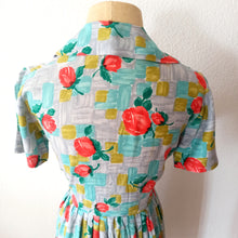 Laden Sie das Bild in den Galerie-Viewer, 1950s - Lovely Roseprint Rayon Dress - W26 (66cm)
