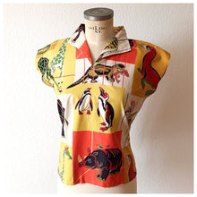 Carica l&#39;immagine nel visualizzatore di Gallery, 1950s - Rare Collector&#39;s Animals Zoo Novelty Blouse - Sz S/M
