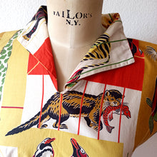 Carica l&#39;immagine nel visualizzatore di Gallery, 1950s - Rare Collector&#39;s Animals Zoo Novelty Blouse - Sz S/M
