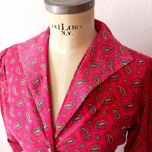 Charger l&#39;image dans la galerie, 1940s 1950s - Gorgeous Rouge Paisley Cotton Blouse - W35 (88cm)
