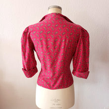 Charger l&#39;image dans la galerie, 1940s 1950s - Gorgeous Rouge Paisley Cotton Blouse - W35 (88cm)
