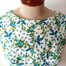 Cargar imagen en el visor de la galería, 1950s - Exquisite French Couture Floral Cotton Dress - W26 (66cm)
