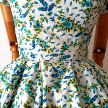 Cargar imagen en el visor de la galería, 1950s - Exquisite French Couture Floral Cotton Dress - W26 (66cm)
