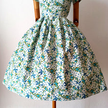 Cargar imagen en el visor de la galería, 1950s - Exquisite French Couture Floral Cotton Dress - W26 (66cm)
