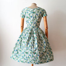 Cargar imagen en el visor de la galería, 1950s - Exquisite French Couture Floral Cotton Dress - W26 (66cm)
