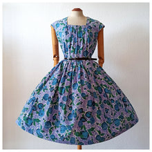 Charger l&#39;image dans la galerie, 1950s - LIONYL, Paris - Stunning Purple Fruits Roses Dress - W34 (86cm)
