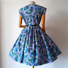 Charger l&#39;image dans la galerie, 1950s - LIONYL, Paris - Stunning Purple Fruits Roses Dress - W34 (86cm)
