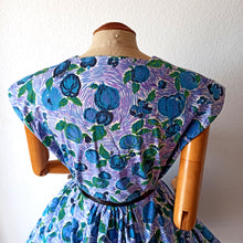 Charger l&#39;image dans la galerie, 1950s - LIONYL, Paris - Stunning Purple Fruits Roses Dress - W34 (86cm)
