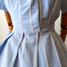 Laden Sie das Bild in den Galerie-Viewer, 1950s - Adorable Baby Blue Vichy Cotton Dress - W31 (80cm)
