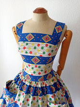 Cargar imagen en el visor de la galería, 1950s - Fabulous Colorful Pocket Cotton Dress - W25 (64cm)
